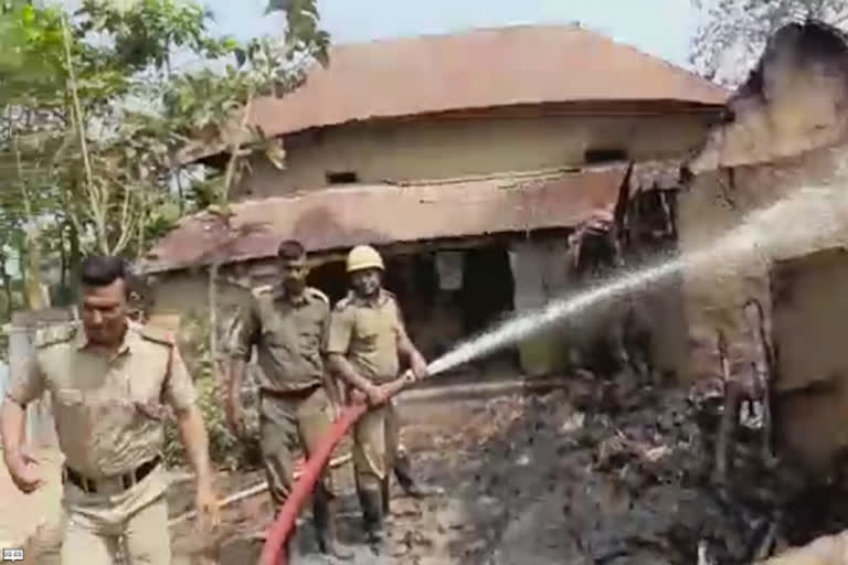 வீடுகளுக்கு தீ வைப்பு