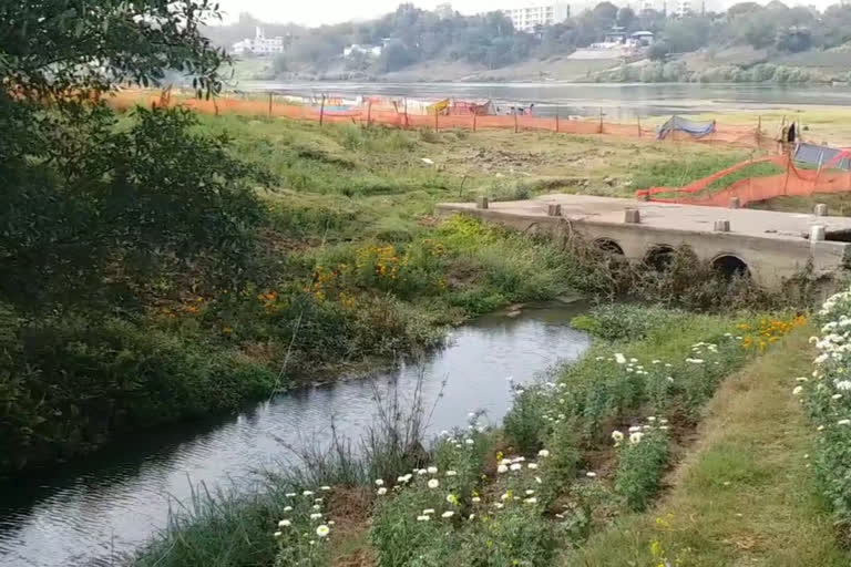 Drains dirty water in Narmada river