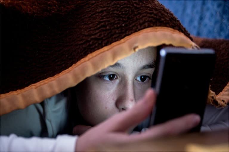 23.8% of children use smartphones while in bed  37.15% losing concentration: MoS IT  കുട്ടികളിലെ സ്‌മാർട്ട്‌ഫോൺ ഉപയോഗം  ഐടി സഹമന്ത്രി രാജീവ് ചന്ദ്രശേഖർ  കുട്ടികൾക്കിടയിൽ സ്‌മാർട്ട് ഫോണിന്‍റെയും ഇന്‍റർനെറ്റിന്‍റെയും അമിത ഉപയോഗം  Internet addiction in children  National Commission for Protection of Child Rights