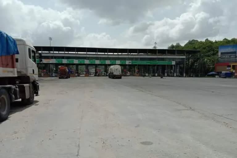 panniyankara toll  Panniyankara toll collection begins today no concessions for locals  Panniyankara toll collection without concession begins today  പാലക്കാട് പന്നിയങ്കരയിൽ ഇന്ന് മുതൽ എല്ലാവർക്കും ടോൾ  പന്നിയങ്കരയിൽ ടോൾ പിരിവ് ഇന്ന് മുതൽ  പ്രദേശവാസികള്‍ക്ക് ഇളവില്ല  സ്വകാര്യ ബസുകള്‍ക്കും ഇളവ് നല്‍കില്ല.  യോഗത്തിൽ തീരുമാനമായില്ല; പാലക്കാട് പന്നിയങ്കരയിൽ ഇന്ന് മുതൽ എല്ലാവർക്കും ടോൾ  Private buses will not be exempted in toll  Toll collection at Panniyankara from today