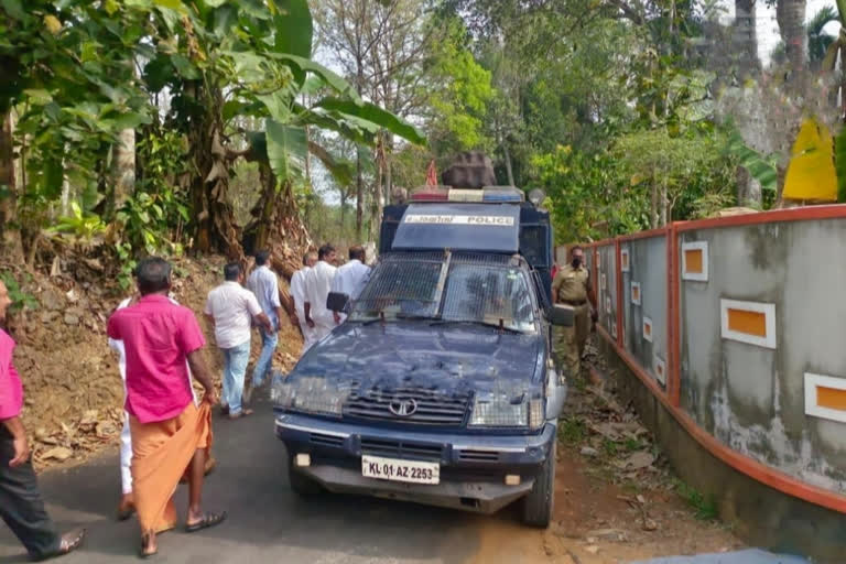 silver line protesters in nattaseri kottayam  case against silverline protesters  silver line and controversy  സില്‍വര്‍ലൈന്‍ പ്ര​തി​ഷേ​ധ​ക്കാ​ര്‍​ക്കെ​തി​രെ കൂ​ട്ട​ത്തോ​ടെ കേ​സെ​ടു​ത്ത് പോ​ലീ​സ്  നാട്ടശ്ശേരിയില്‍ സില്‍വര്‍ലൈനിനെതിരായ പ്രതിഷേധം  സില്‍വര്‍ ലൈന്‍ കല്ലിടല്‍