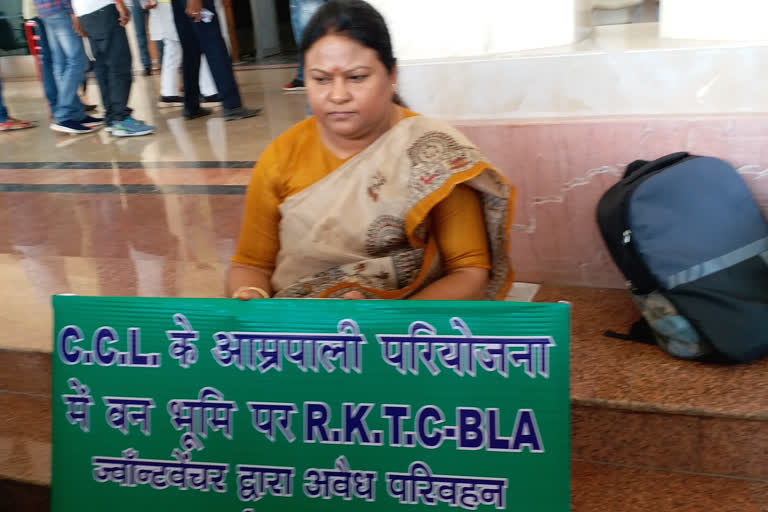 देवर की सरकार के खिलाफ भाभी का धरना, बीजेपी ने बताया नौटंकी