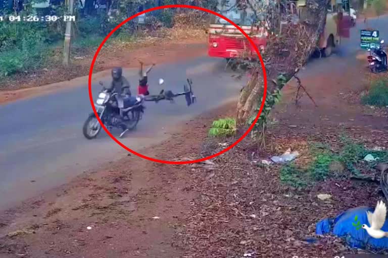 Boy miraculous escape from under the wheels of a bus, Shocking video of Boy miraculous escape, Boy miraculous escape in Kerala, Kerala news, ಬಸ್ಸಿನ ಚಕ್ರದಡಿಯಿಂದ ಬಾಲಕ ಪವಾಡ ರೀತಿ ಪಾರು, ಬಾಲಕ ಪವಾಡ ರೀತಿ ಪಾರಾದ ಶಾಕಿಂಗ್ ವೀಡಿಯೋ, ಕೇರಳದಲ್ಲಿ ಬಾಲಕ ಬಚಾಬ್​, ಕೇರಳ ಸುದ್ದಿ,