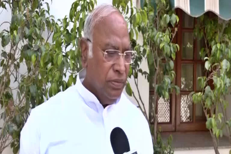 Mallikarjun Kharge outrage on central government, Petrol and disel price hike issue, Congress leader Mallikarjun Kharge news, ಬೆಲೆ ಏರಿಕೆ ವಿಚಾರ ಮಲ್ಲಿಕಾರ್ಜುನ್​ ಖರ್ಗೆ ಕೇಂದ್ರ ವಿರುದ್ಧ ಆಕ್ರೋಶ, ಪೆಟ್ರೋಲ್​ ಮತ್ತು ಡೀಸೆಲ್​ ಬೆಲೆ ಏರಿಕೆ, ಕಾಂಗ್ರೆಸ್​ ನಾಯಕ ಮಲ್ಲಿಕಾರ್ಜುನ್​ ಖರ್ಗೆ ಸುದ್ದಿ,