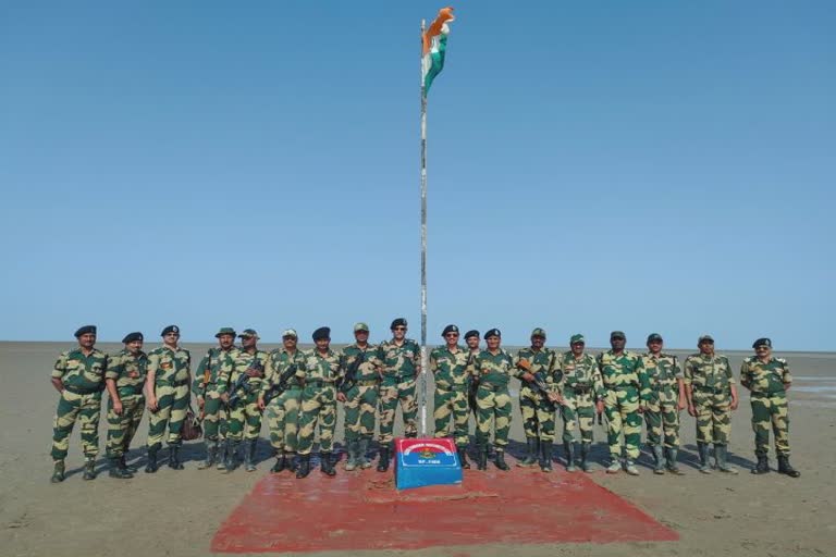 Kutch India Pakistan border: BSF ના ડાયરેકટર જનરલે હરામીનાળાની મુલાકાત લીધી જવાનોના વખાણ કર્યાં