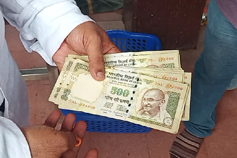अंबाबाई मंदिरात दानपेटीत भाविकांनी दिलं कोट्यवधींचं दान.. 500 रुपयांच्या जुन्या नोटाही सापडल्या