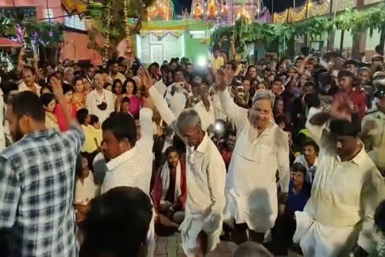 Siddaramaiah dance in Mysore Siddarameshwara fair