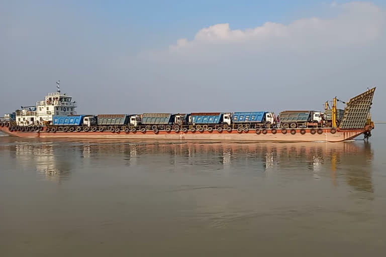 Cargo ship capsizes in Sahibganj  Cargo ship capsizes in Jharkhand  Cargo ship capsizes news  Jharkhand ganga river news  ಸಾಹಿಬ್​ಗಂಜ್​ನಲ್ಲಿ ಟ್ರಕ್​ಗಳನ್ನು ಹೊತ್ತು ಸಾಗುತ್ತಿದ್ದ ಕಾರ್ಗೋ ಹಡುಗು ನೀರುಪಾಲು  ಜಾರ್ಖಂಡ್​ನಲ್ಲಿ ಟ್ರಕ್​ಗಳನ್ನು ಹೊತ್ತು ಸಾಗುತ್ತಿದ್ದ ಕಾರ್ಗೋ ಹಡುಗು ನೀರುಪಾಲು  ಕಾರ್ಗೋ ಹಡುಗು ಮುಳುಗಿದ ಸುದ್ದಿ  ಜಾರ್ಖಂಡ್​ನ ಗಂಗಾ ನದಿ ಸುದ್ದಿ