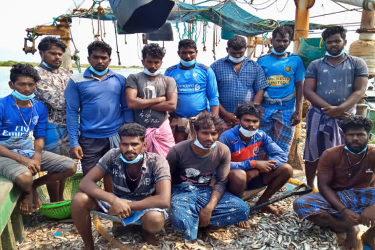 Sri Lankan Navy arrests fishermen  fishermen arrest by Sri Lankan Navy  Sri Lankan Navy  இலங்கை கடற்படை  மீனவர்களை கைது செய்த இலங்கை கடற்படை  தமிழ்நாடு மீனவர்களை கைது செய்த இலங்கை கடற்படை