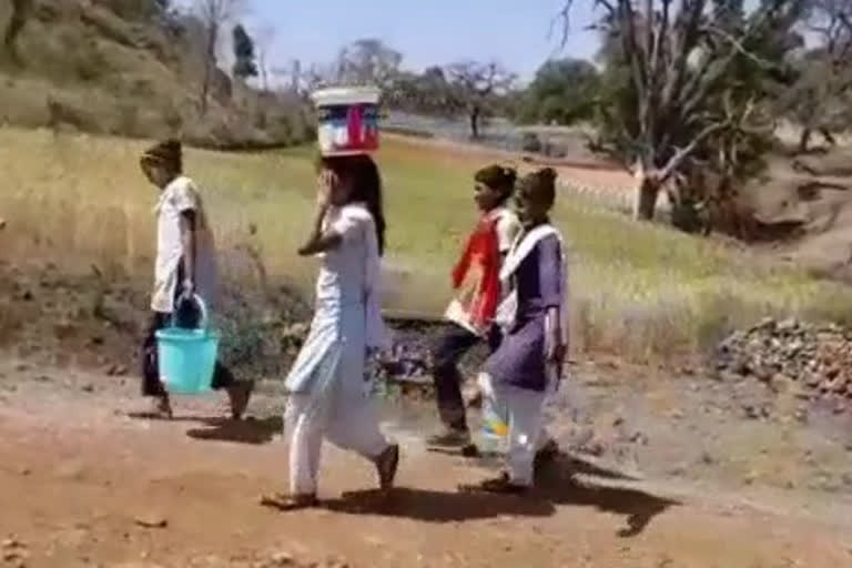 Chhindwara Children filling water at school