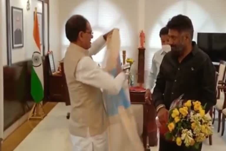 Congress attacked Vivek Agnihotri on bhopali gay statement