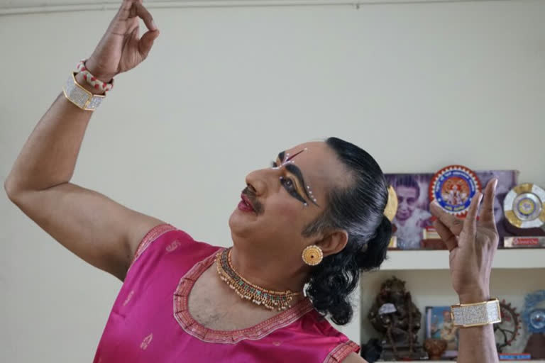 Bharatanatyam artist had heart attack  artist had heart attack during a stage show  വിദ്യാര്‍ഥികള്‍ക്കുമൊപ്പം ഭരതനാട്യം കളിക്കവേ അച്ഛന്‍ സ്റ്റേജില്‍ മരിച്ചു  ഭരതനാട്യം അധ്യാപകന്‍ സ്റ്റേജില്‍ മരിച്ചു