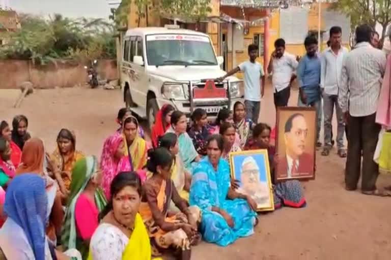 Athani Tahsildar Blockade By The Villagers