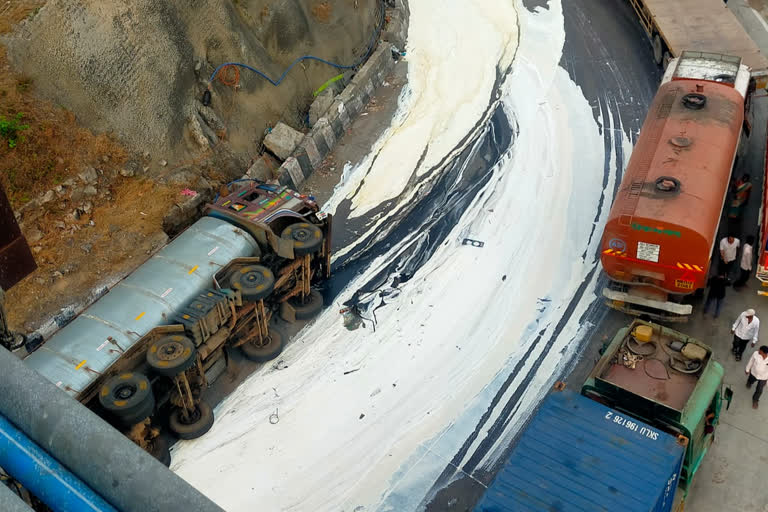 Mumbai-Pune Expressway blocked