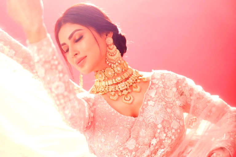 சேலையில வீடு கட்டவா... மௌனி ராய் க்ளிக்ஸ்...