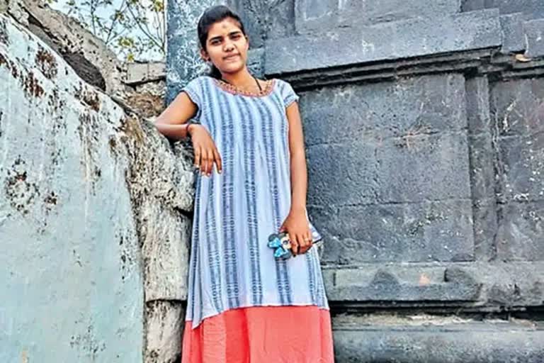 teenager died by snakebite in Telangana, teenager died  by snakebite in Adilabad, Telangana crime news, Telngana news, ತೆಲಂಗಾಣದಲ್ಲಿ ಹಾವು ಕಚ್ಚಿ ಯುವತಿ ಸಾವು, ಆದಿಲಾಬಾದ್​ನಲ್ಲಿ ಹಾವು ಕಚ್ಚಿ ಯುವತಿ ಸಾವು, ತೆಲಂಗಾಣ ಅಪರಾಧ ಸುದ್ದಿ, ತೆಲಂಗಾಣ ಸುದ್ದಿ,