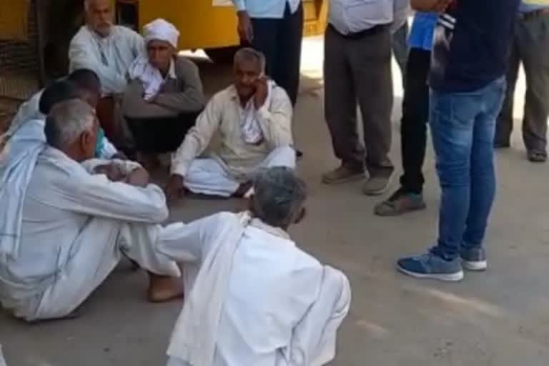 The family returning after getting shaved from Kailadevi became a victim of an accident in the Bari Sadar police station area of Dholpur. An eco vehicle hit the tempo parked on the side of the road. A 6-month-old baby also died in this accident. All the people aboard the tempo were residents of Akola town in Agra district of Uttar Pradesh.