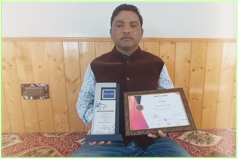 kashmir-teacher-bags-asian-education-award