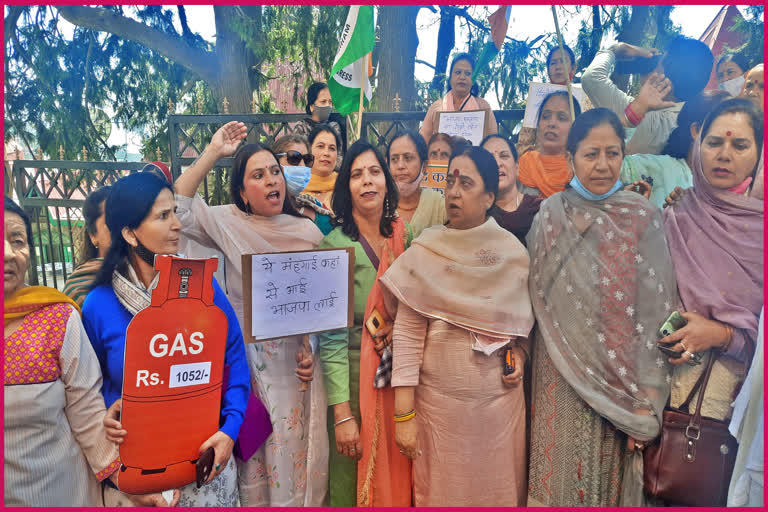 Himachal Mahila Congress against inflation