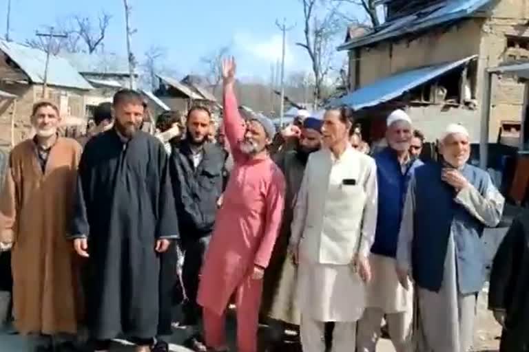 Protest Against Jal Shakti Dept in Kulgam: ’پندرہ ہزار افراد کو پیاسا کیوں رکھا جا رہا ہے؟‘