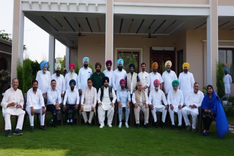 Sidhu holds meeting with veteran leaders