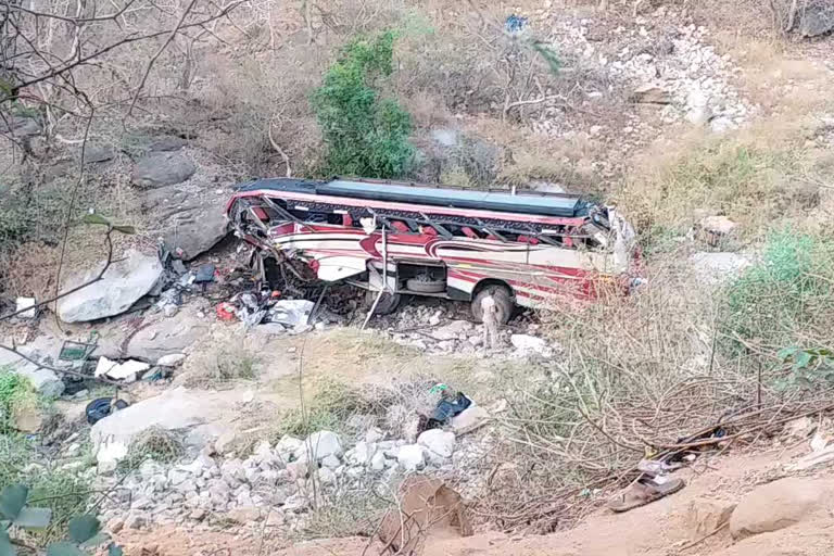 8 killed and 45 injured after bus plunges into valley in Chittoor of Andhra Pradesh  bus plunges into valley Chittoor Bhakarapeta Kanuma  Madanapalle Tirupati highway private bus accident  ആന്ധ്രാപ്രദേശിൽ ബസ് കൊക്കയിലേക്ക് മറിഞ്ഞു  ആന്ധ്രാപ്രദേശ് ചിറ്റൂർ ബസ് താഴ്‌വരയിൽ വീണു  ഭകരപേട്ട കനുമ മദനപ്പള്ളി തിരുപ്പതി ഹൈവേ ബസ് അപകടം  ചിറ്റൂർ സ്വകാര്യ ബസ് മറിച്ച് 8 മരണം