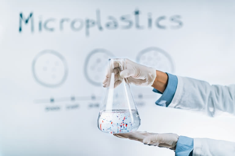 Scientists find microplastics in human blood for first time  മനുഷ്യരക്തത്തിൽ മൈക്രോപ്ലാസ്റ്റികിന്‍റെ സാന്നിധ്യം കണ്ടെത്തി ഗവേഷകർ  മനുഷ്യരക്തത്തിൽ മൈക്രോപ്ലാസ്റ്റിക്  മനുഷ്യരിൽ പ്ലാസ്റ്റിക് കണികകൾ  പോളിയെത്തിലീൻ ടെറെഫ്‌തലേറ്റ്  പോളിസ്റ്റൈറൈൻ  Polyethylene terephthalate PET  polymers of styrene  മനുഷ്യശരീരത്തിൽ പ്ലാസ്റ്റിക് കണ്ടെത്തി  Scientists found microplastics in human blood