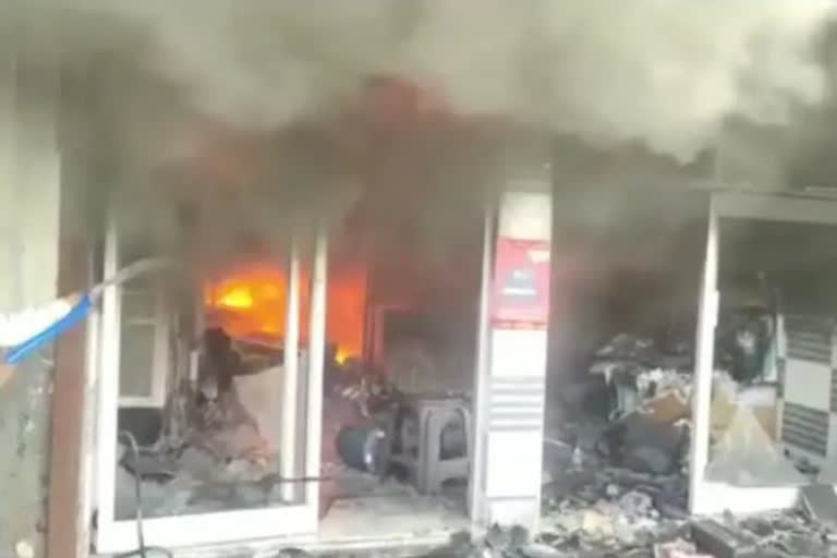 शॉप इलेक्ट्रॉनिक सामान आग  Fire breaks out electronic shop Ghaziabad  Fire electronic shop in Ghaziabad  गाजियाबाद इलेक्ट्रॉनिक शॉप में आग  delhi news update  दिल्ली न्यूज अपडेट  etv bharat delhi news