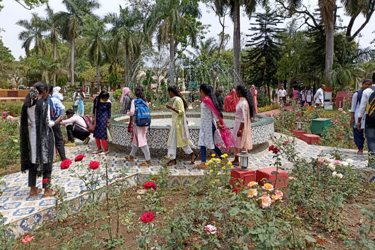 People who came to see Ranchi Raj Bhavan Garden had to face many problems