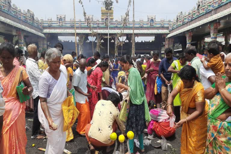 ஞாயிறு  விடுமுறை என்பதால் பண்ணாரிகோவிலில் குவிந்த பக்தர்கள்!