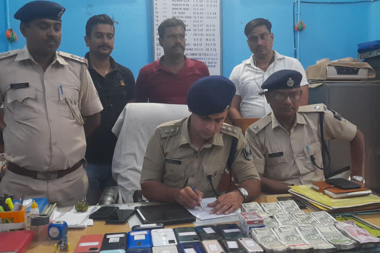 पुलिस ने 16 जुआरियों को गिरफ्तार किया