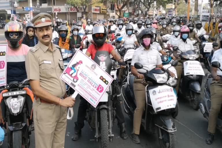 தலைகவசம் அணிவது குறித்து கோவை மாநகர பெண் காவலர்கள் இரு சக்கர வாகன விழிப்புணர்வு பேரணி