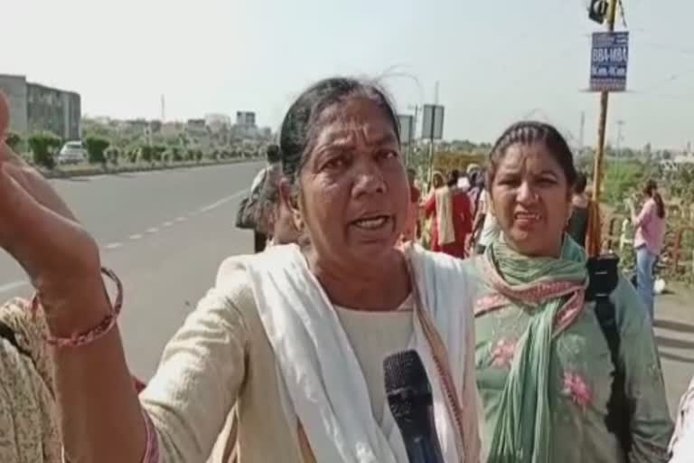 female passengers faces problems due punjab roadways buses are not stopping by drivers at bus stop