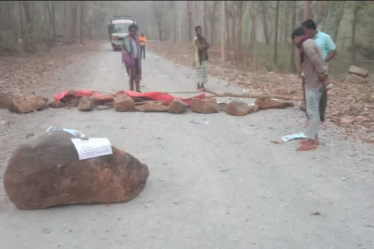 Naxalites blocked Narayanpur Orchha road