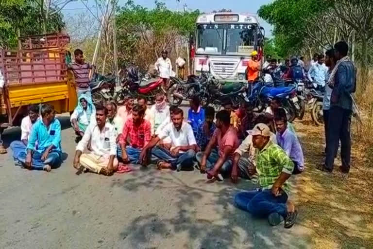 Farmers Protest: రోడ్డెక్కిన అన్నదాతలు.. 24గంటల కరెంటు ఇవ్వాలని రాస్తారోకో