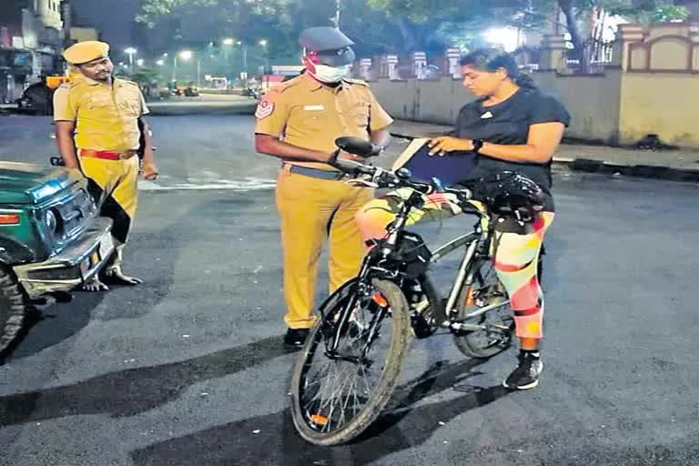 Joint commissioner Ramya Bharathi Night Patrol by Cycle