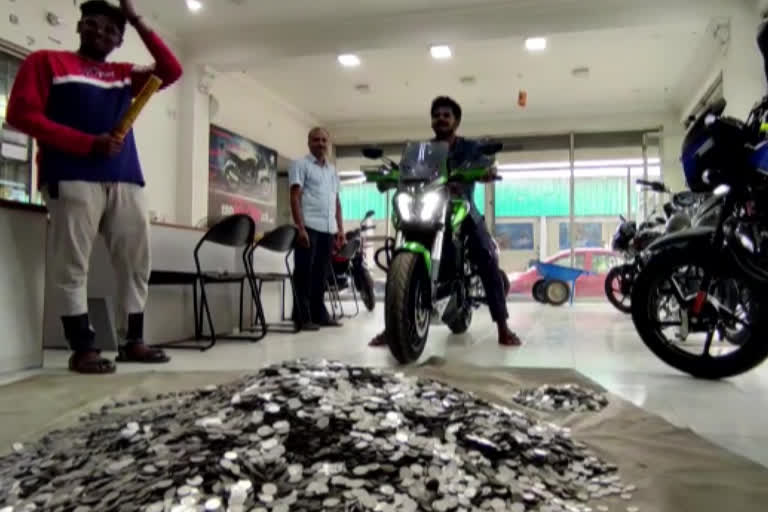 tamil-nadu-youth-paid-rs-2-dot-6-lakh-to-buy-a-bike-with-re-1-coins-he-collected-in-three-years