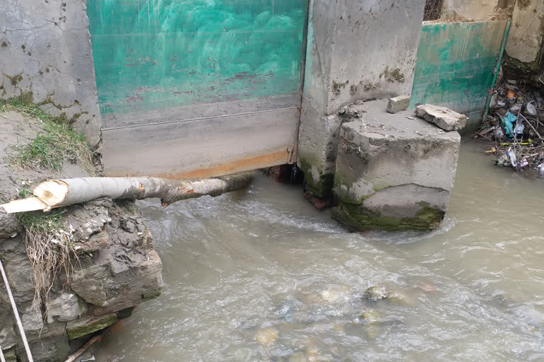 Irrigation Canal Dilapidated In Pulwama : آبپاشی نہر کی مرمت نہ ہونے کی وجہ سے لسی ڈبن کنڈی علاقے کے لوگ پریشان