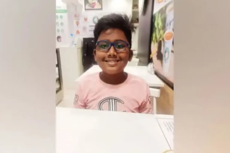 Class II boy in Chennai killed by school bus  Eight year old Dheeksheth killed by his school bus in chennai  chennai School bus accident boy died  ചെന്നൈയില്‍ ബസ് ദേഹത്തുകയറി എട്ട് വയസുകാരന്‍ മരിച്ചു  വലസരവൽക്കത്ത് സ്‌കൂൾ ബസ് ദേഹത്തുകയറി രണ്ടാം ക്ളാസുകാരന് ദാരുണാന്ത്യം