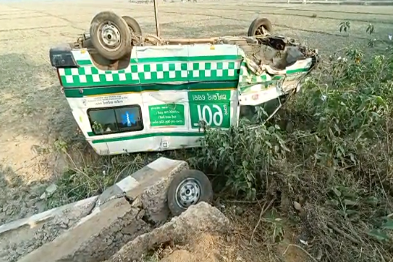 Road Mishap: ଚକା ବାହାରିବା ପରେ ଓଲଟିଲା ଆମ୍ବୁଲାନ୍ସ, ୪ ଆହତ