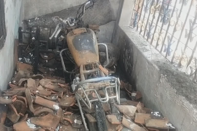 எலக்ட்ரிக் பைக்கில் பற்றிய  தீ - வீடு முழுக்க பரவியதால் பதற்றம்