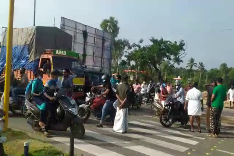 national strike second day  lulu mall thiruvananthapuram  ദേശീയ പണിമുടക്ക് രണ്ടാം ദിനം  തിരുവനന്തപുരത്ത് ലുലുമാള്‍ അടപ്പിച്ചു