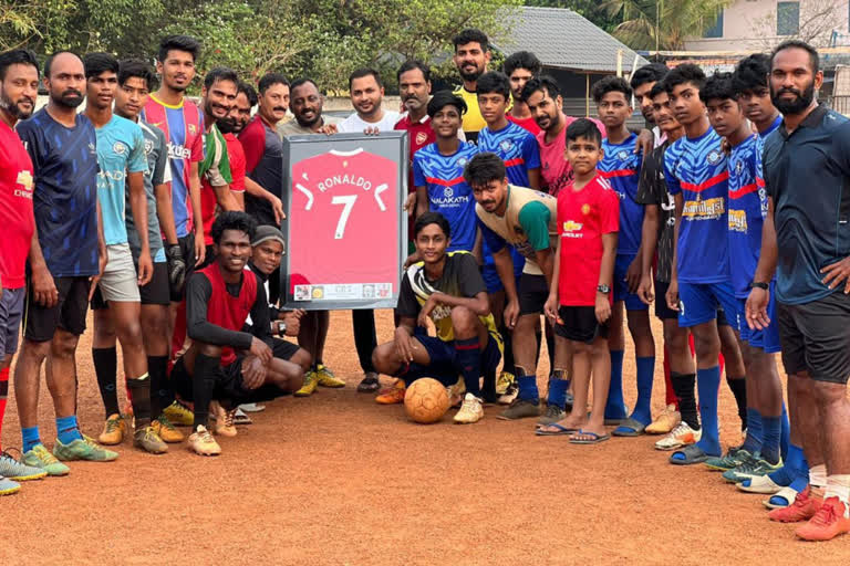 ക്രിസ്റ്റ്യാനോ റൊണാള്‍ഡോ ഒപ്പുവെച്ച ജേഴ്‌സി  Jersey signed by Cristiano Ronaldo  ക്രിസ്റ്റ്യാനോ റൊണാള്‍ഡോ  Cristiano Ronaldo