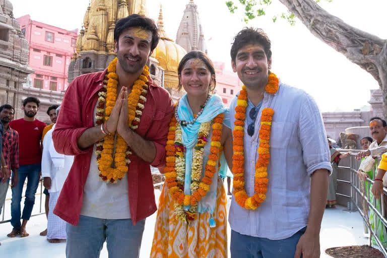 Alia bhatt and Ranbir kapoor visited kashi temple after completing brahmastra