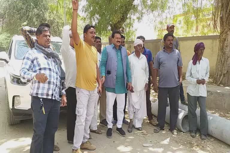 Radhanpur MLA Raghu Desai Demand : વીજ પુરવઠા મુદ્દે ધરવડીમાં ધારાસભ્યએ ખેડૂતો સાથે વિરોધ નોંધાવ્યો