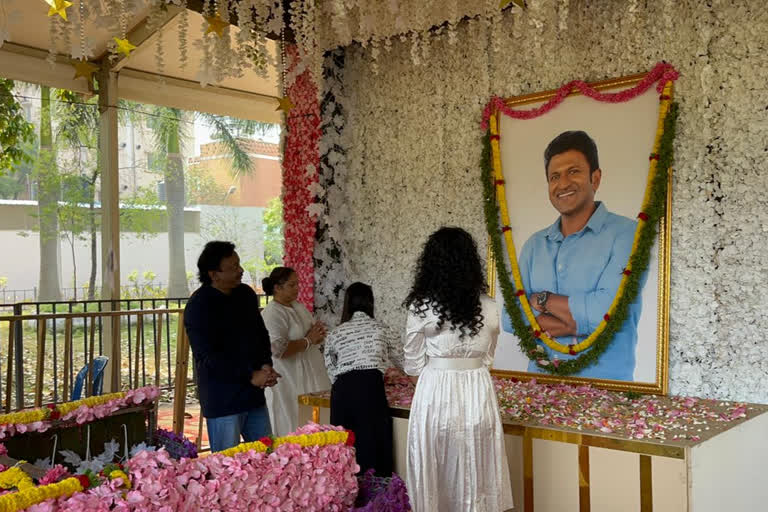 RGV visits Kannada actor Puneeth's grave in Bangalore