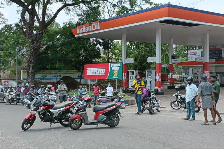 national trade union Strick  Petrol pumps not open Alappuzha  കലക്ടർ ഉത്തരവിട്ടിട്ടും പമ്പുകൾ തുറന്നില്ല  പ്രതിഷേധവുമായി ജനങ്ങള്‍