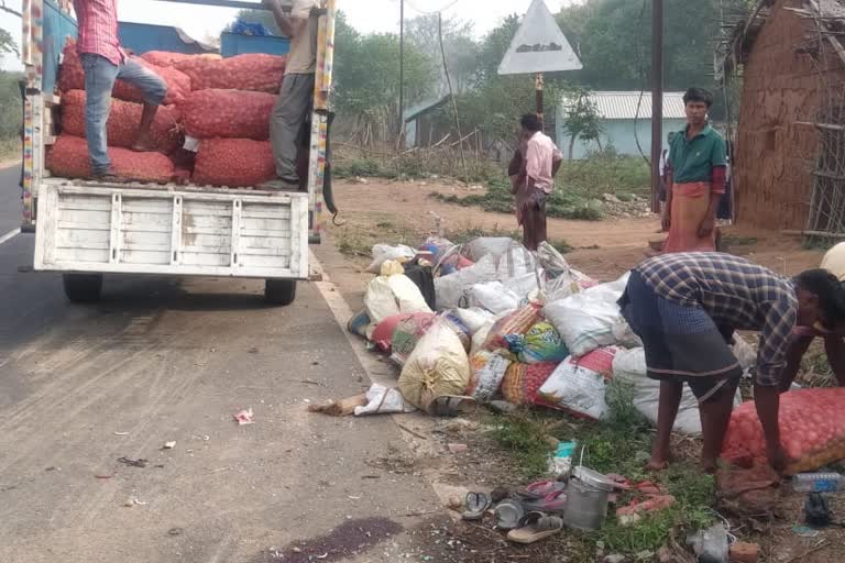 road-accident-in-dumka-one-worker-died-after-pickup-van-overturned