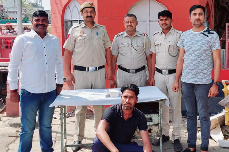 पुलिस की गिरफ्त में आरोपी