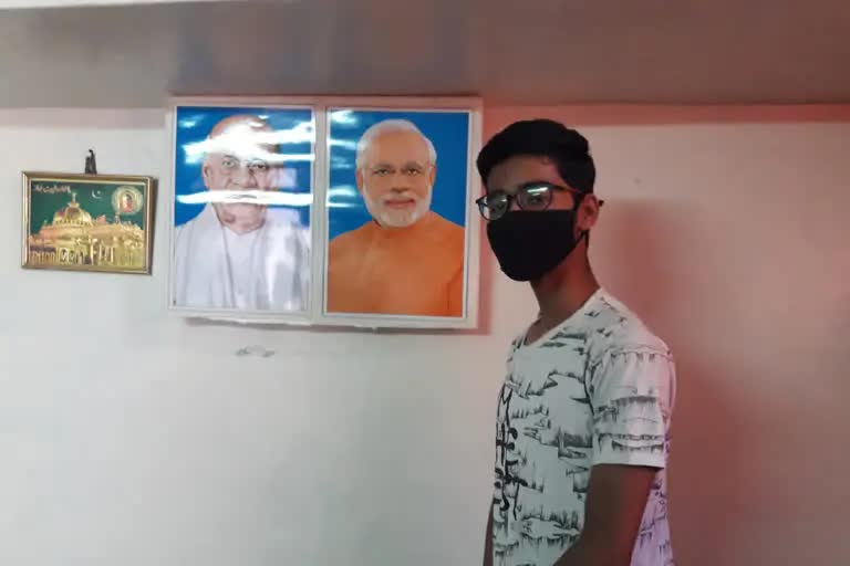 modi photo in home